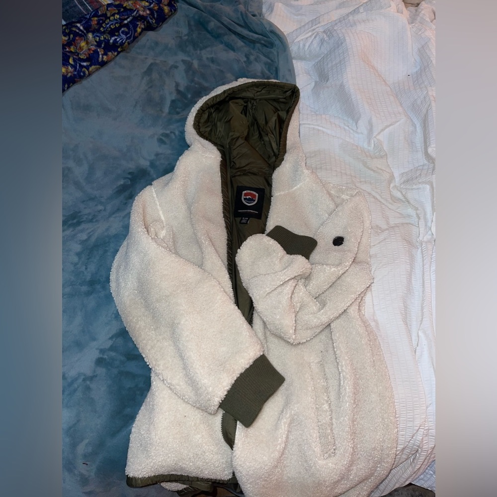 Cozy fuzzy white jacket with green lining🤗